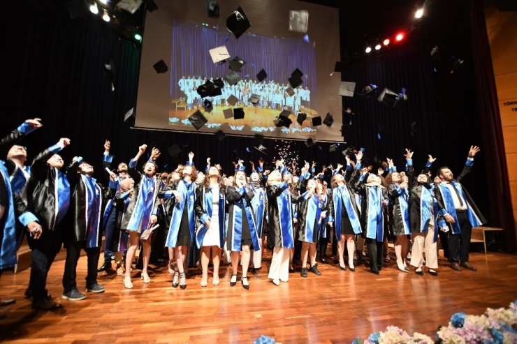 Saü’de Tıp Fakültesi Mezunlarını Verdi