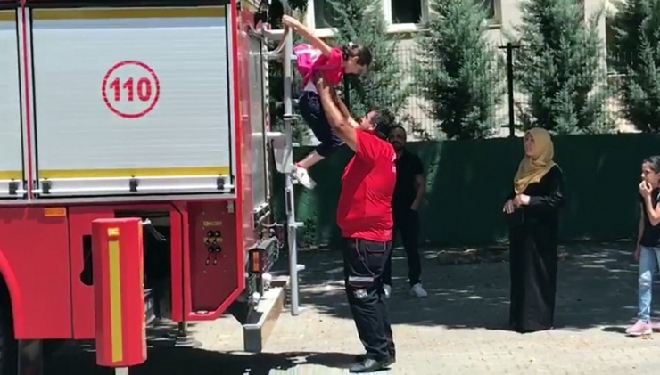 Halk Eğitim Merkezinde Mahsur Kalan Öğrencileri İtfaiye Ekipleri Kurtardı