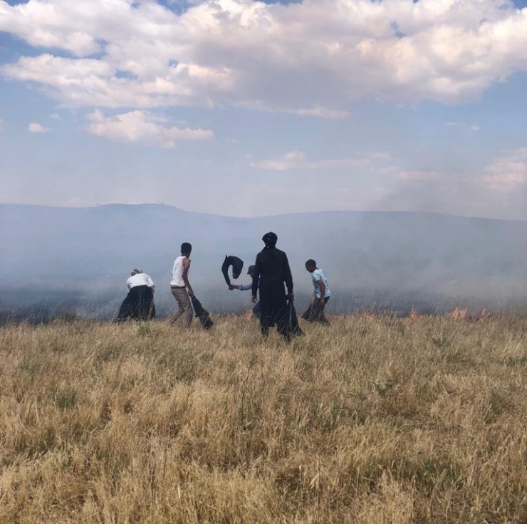Merada Çıkan Yangını Söndürmek İçin Küçükten Büyüğe Herkes Seferber Oldu