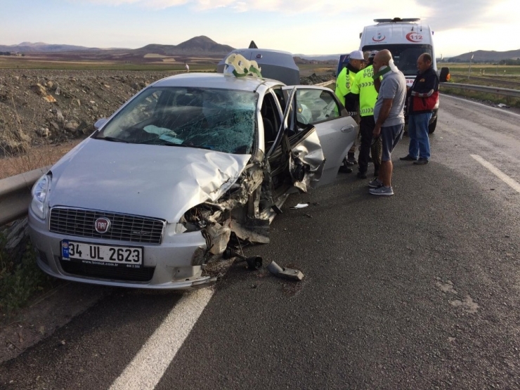 İki Otomobil Çarpıştı:6 Yaralı