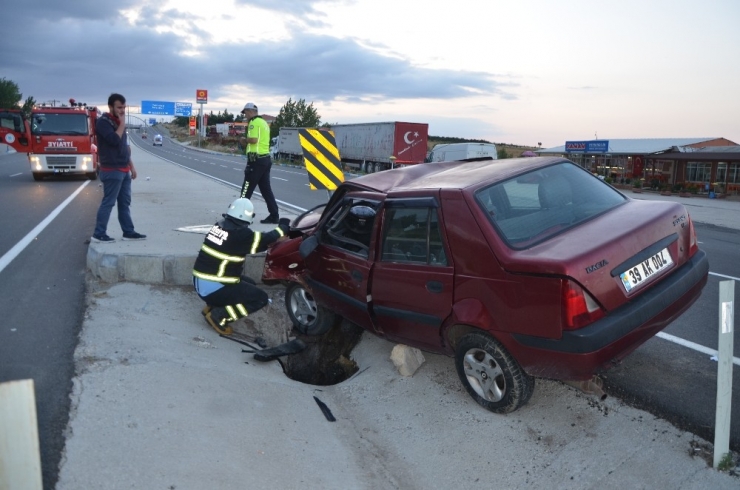 Otomobil Şarampole Düştü: 2 Yaralı