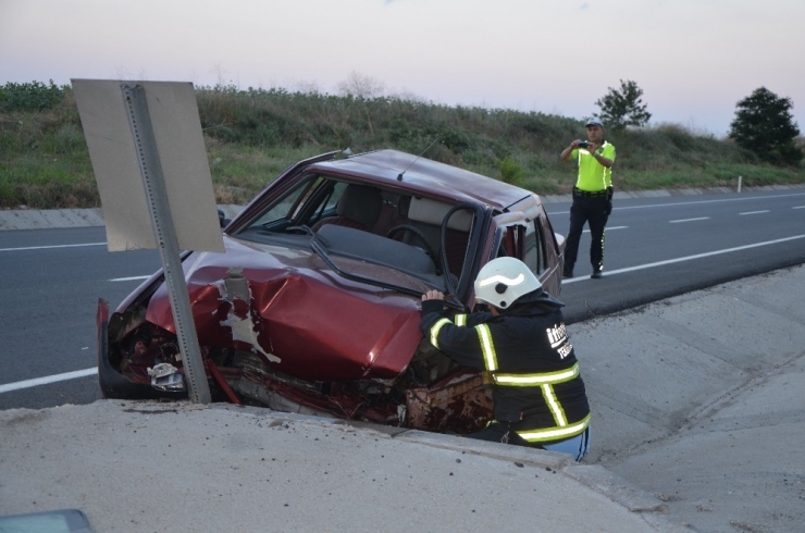 Otomobil Şarampole Düştü: 2 Yaralı