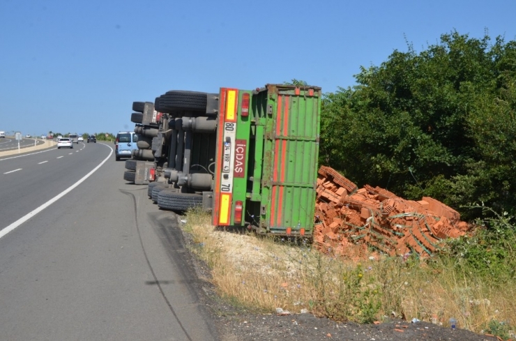Tekirdağ’da Tuğla Yüklü Tır Devrildi