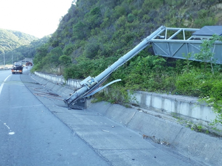 Devrilen Karayolları Tabelası Trafiği Aksattı