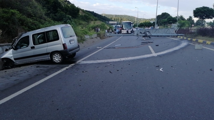 Devrilen Karayolları Tabelası Trafiği Aksattı