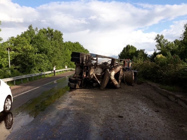 Seyir Halindeki Beton Mikseri Devrildi