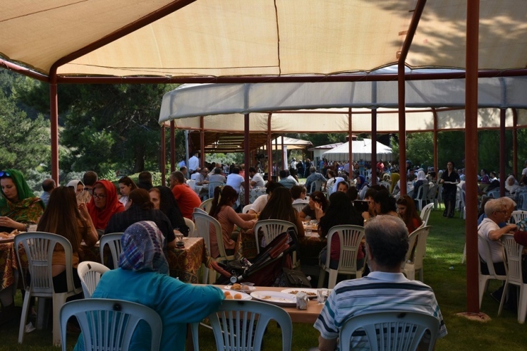 Kazak Türk’ü Şiraz Doğru Dualarla Anıldı