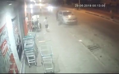 Canını Hiçe Sayıp Çocuğu Aracın Altında Kalmaktan Kurtardı