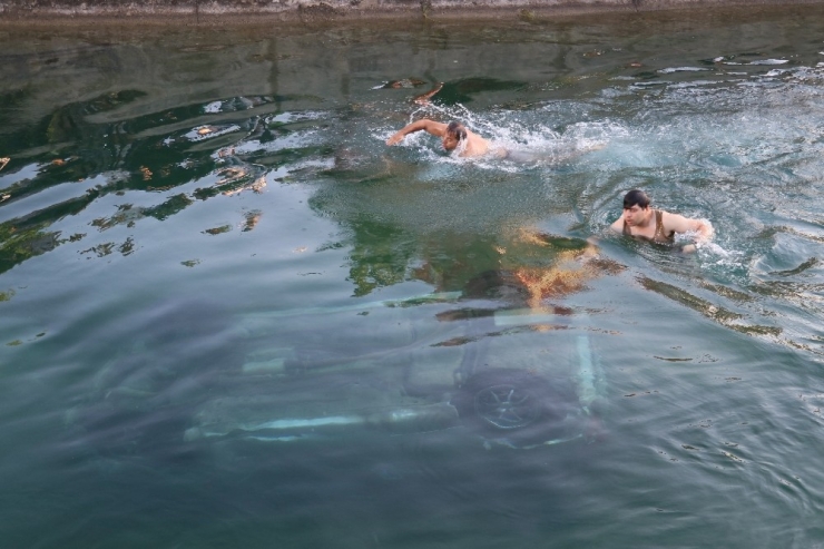 Adana’da Otomobil Sulama Kanalına Devrildi: 1 Yaralı