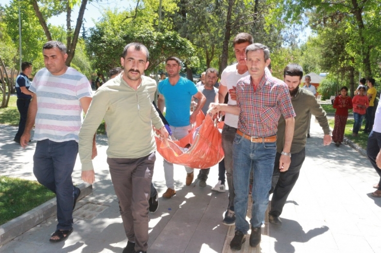 Parkta Silahlı Bıçaklı Kavga: 3 Yaralı