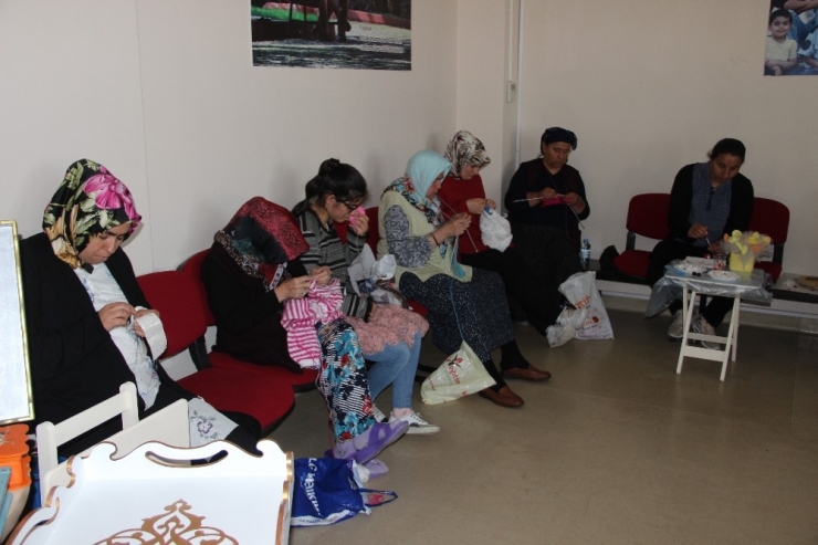 Gözleri Görmeyen Berna Kuran’ı Kerim’i Ezbere Okuyor