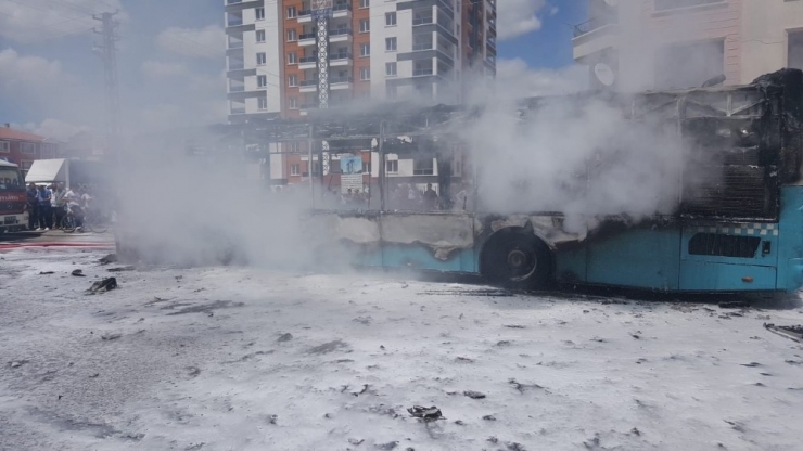 Halk Otobüsü Seyir Halindeyken Alev Aldı, Facianın Eşiğinden Dönüldü