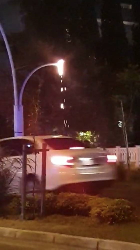 Antalya’da Aydınlatma Direğinin Lambası Alev Alıp Yandı