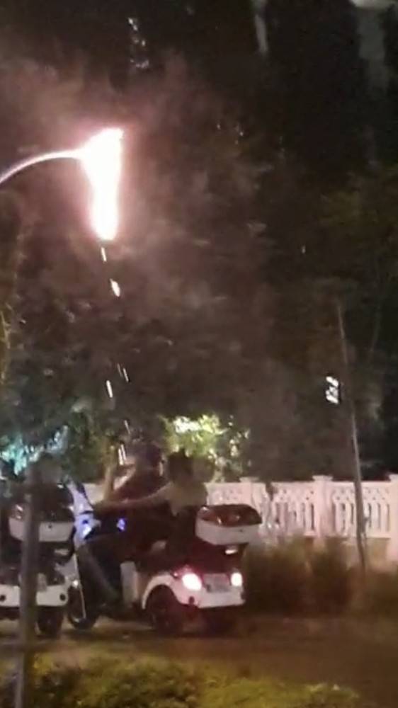 Antalya’da Aydınlatma Direğinin Lambası Alev Alıp Yandı