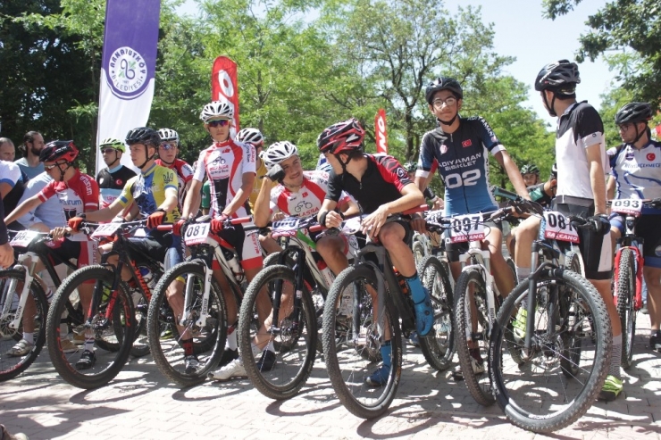 Arnavutköy’de Bisikletçiler Kıyasıya Yarıştı