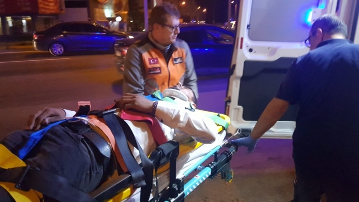 Karşıya Geçmek İsterken Minibüsün Altında Kaldı