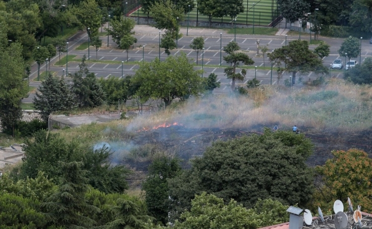 Tarihi Hamamın Yanında Çıkan Yangın Korkuttu
