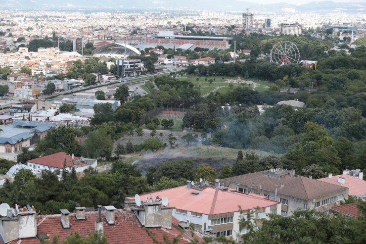 Tarihi Hamamın Yanında Çıkan Yangın Korkuttu