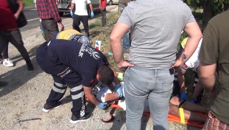 Traktör Su Kanalına Devrildi, Baba Ve 2 Oğlu Yaralandı