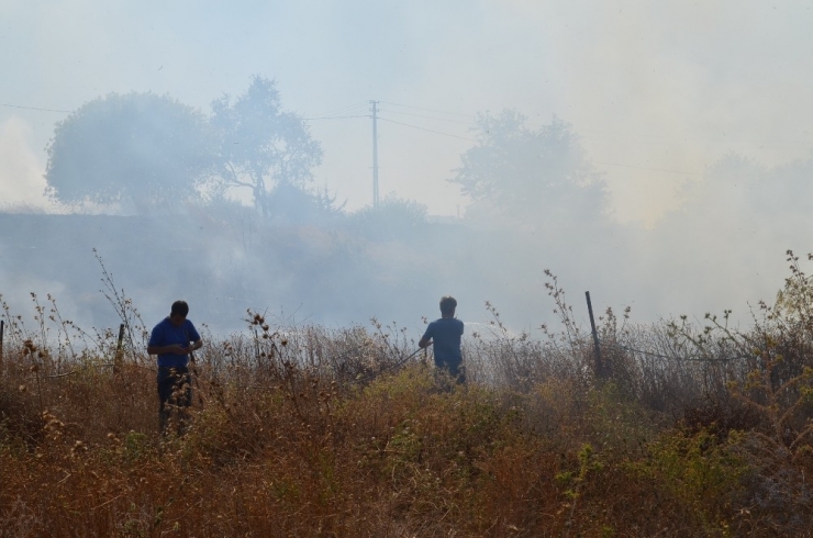 Mahalleli Kovaa Ve Küreklerle Yangını Durdurmaya Çalıştı