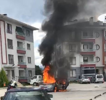 Otomobil Bir Anda Alev Topuna Döndü