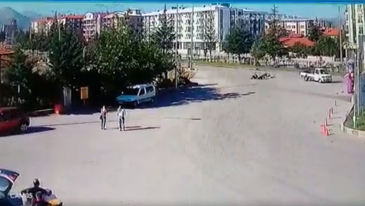 Motosiklet Yayanın Geçmesi İçin Duraklayan Kamyonete Çarptı: 2 Yaralı