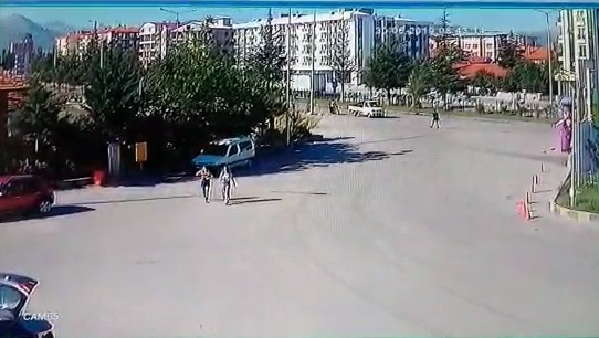 Motosiklet Yayanın Geçmesi İçin Duraklayan Kamyonete Çarptı: 2 Yaralı