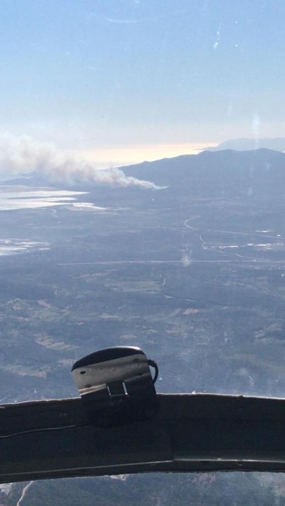 İzmir’deki Çandarlı Bölgesinde, Yazlık Sitelerin Yanında Orman Yangını Çıktı. Ekipler, 2 Helikopter Ve 6 Arazöz İle Yangına Müdahale Ediyor. Bölgeye Takviye Ekipler De Sevk Edildi.