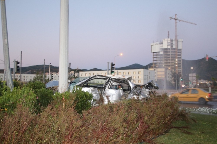İzmir’deki Feci Trafik Kazasında Otomobil Metrelerce Uçtu: 2 Ölü