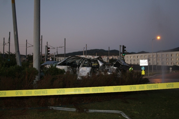 İzmir’deki Feci Trafik Kazasında Otomobil Metrelerce Uçtu: 2 Ölü