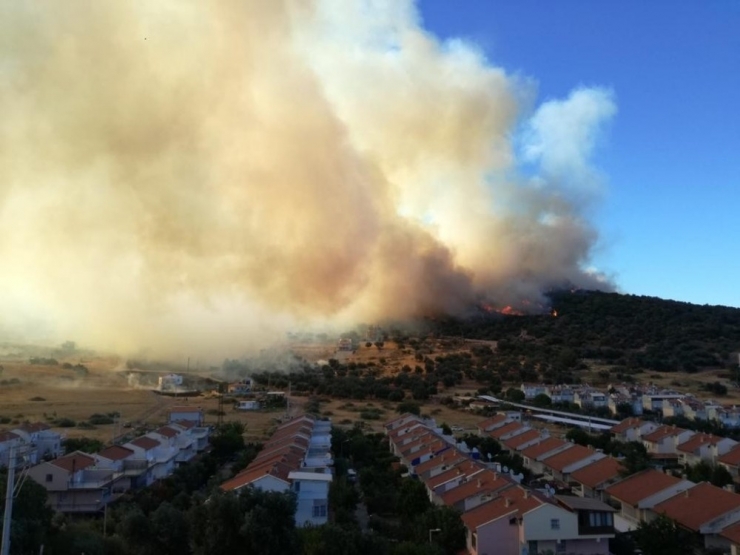 İzmir’deki Yangın Yazlık Evlere Doğru İlerliyor