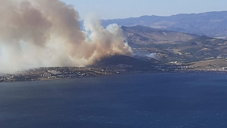 İzmir’deki Yangın Yazlık Evlere Doğru İlerliyor