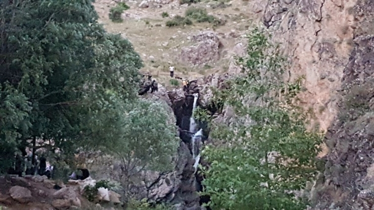 Selfie Çeken Genç Kayalıklardan Yuvarlandı