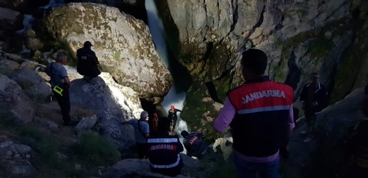 Selfie Çeken Genç Kayalıklardan Yuvarlandı