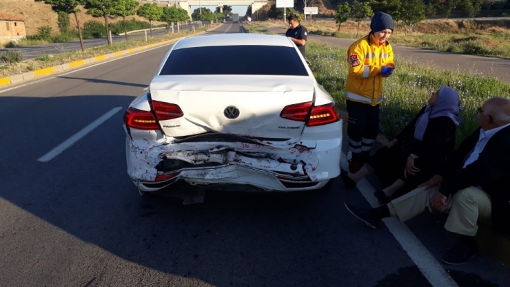 Otomobil Kırmızı Işıkta Bekleyen Araca Çarptı: 3 Yaralı