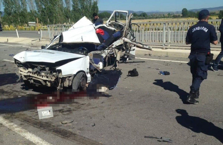 Kütahya’da Düğün Dönüşü Feci Kaza: 2 Ölü, 3 Yaralı