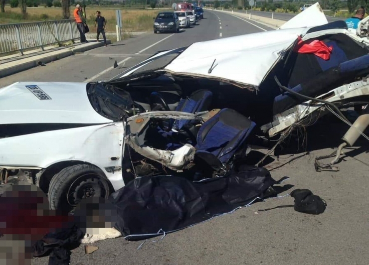 Kütahya’da Düğün Dönüşü Feci Kaza: 2 Ölü, 3 Yaralı