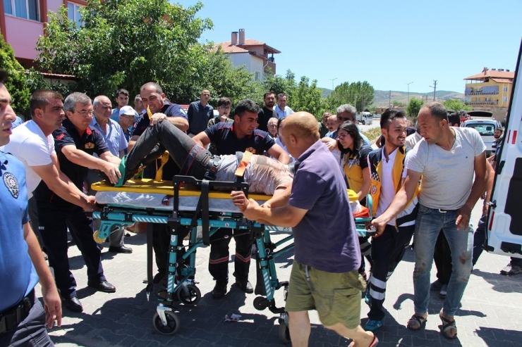 Manisa’da Motosiklet Kamyonetle Çarpıştı: 1’i Ağır 2 Yaralı