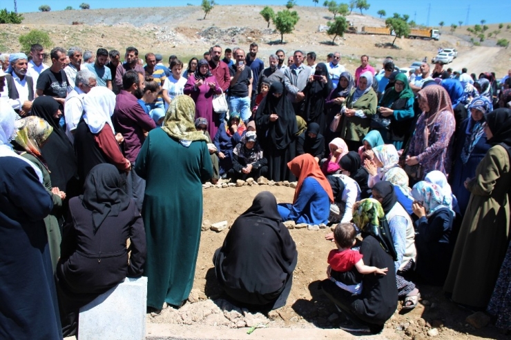 Mezuniyetten Dönerken Kazada Ölen Kardeşler Toprağa Verildi