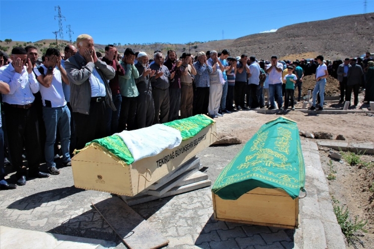 Mezuniyetten Dönerken Kazada Ölen Kardeşler Toprağa Verildi