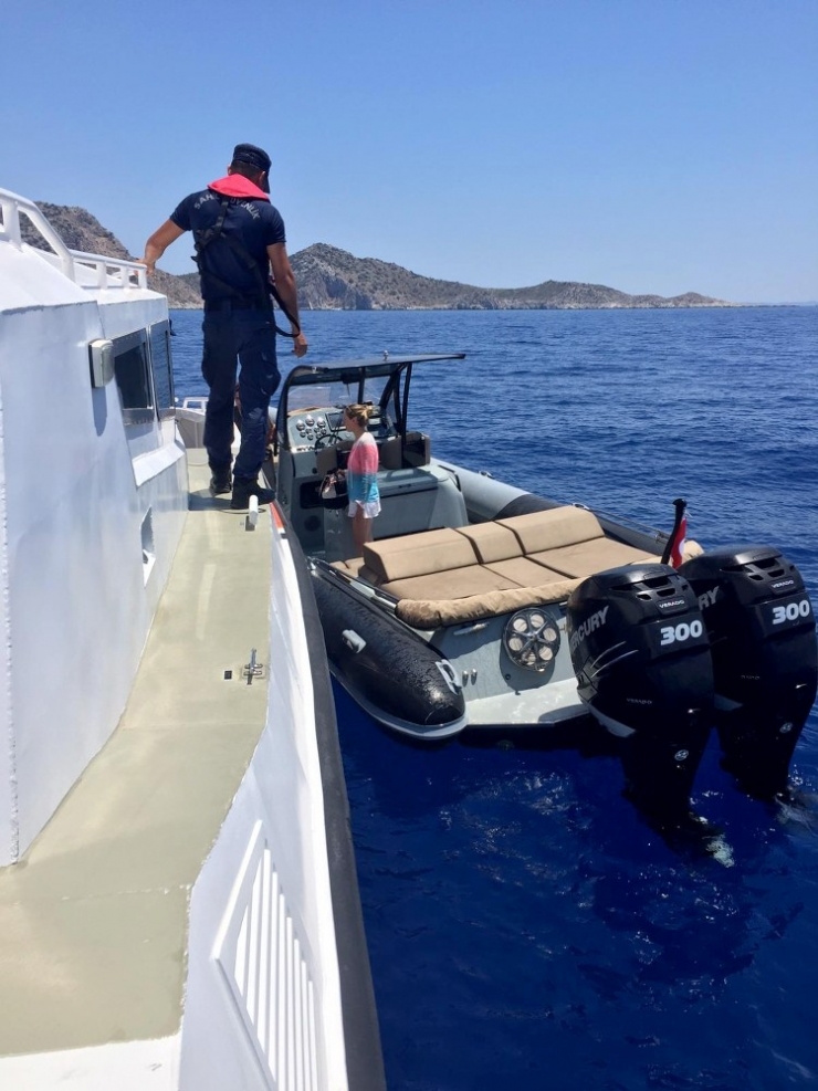 Denizde Sürüklenen Teknede Bulunanlar Kurtarıldı