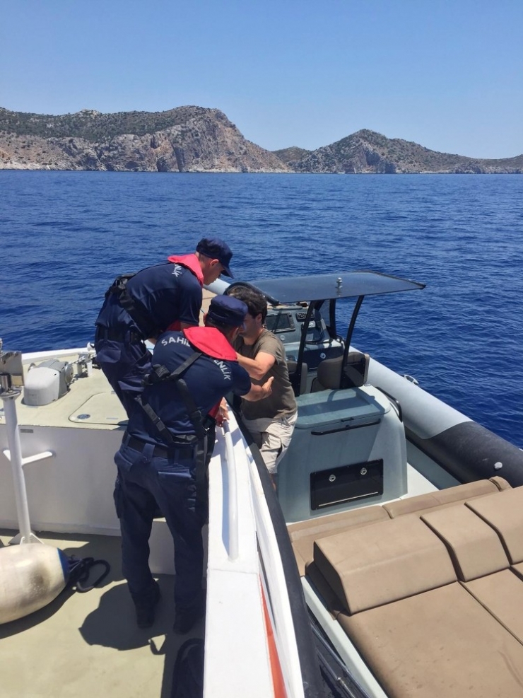 Denizde Sürüklenen Teknede Bulunanlar Kurtarıldı