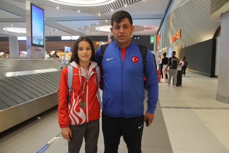 Milli Güreşçiler, Avrupa Şampiyonası’ndan 1 Altın Ve 1 Bronz Madalyayla Döndü