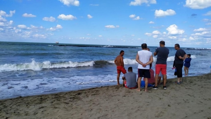 Denizde Boğulma Tehlikesi Geçiren 3 Arkadaştan 2’si Kurtarıldı