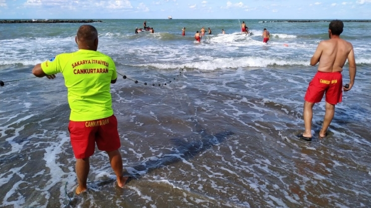 Denizde Boğulma Tehlikesi Geçiren 3 Arkadaştan 2’si Kurtarıldı