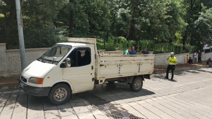 Kamyonetin Kasasından Düşen Anne Ve Kızı Hastanelik Oldu