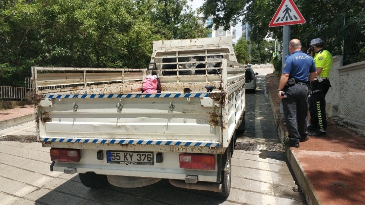 Kamyonetin Kasasından Düşen Anne Ve Kızı Hastanelik Oldu