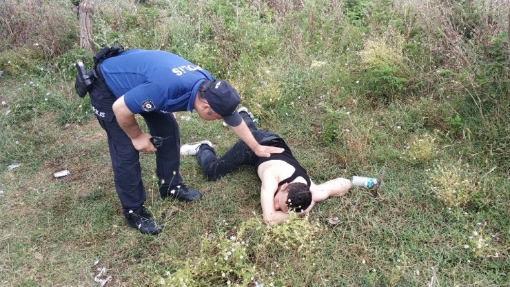 Yol Kenarında Yatan Genç Polisi Alarma Geçirdi