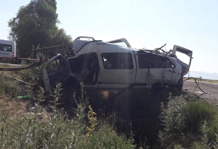 Minibüs Şarampole Devrildi: 1 Ölü