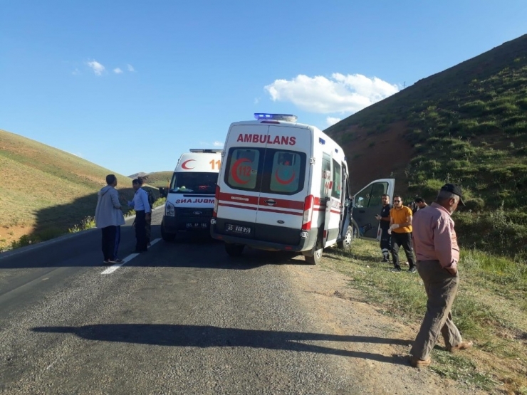 Otomobiller Kafa Kafaya Çarpıştı: 8 Yaralı